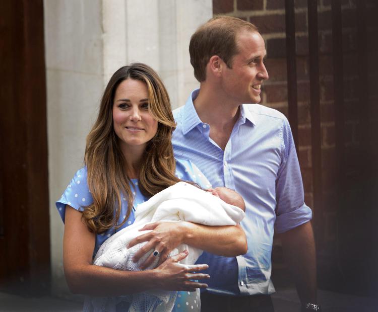 William e Kate lasciano l'ospedale con George (Infophoto) - INFOPHOTO
