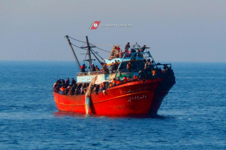 Una imbarcazione con migranti a bordo nel mare Mediterraneo (Infophoto)