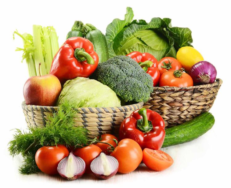 Alimenti: meno frutta e verdura nella dieta dei giovani italiani