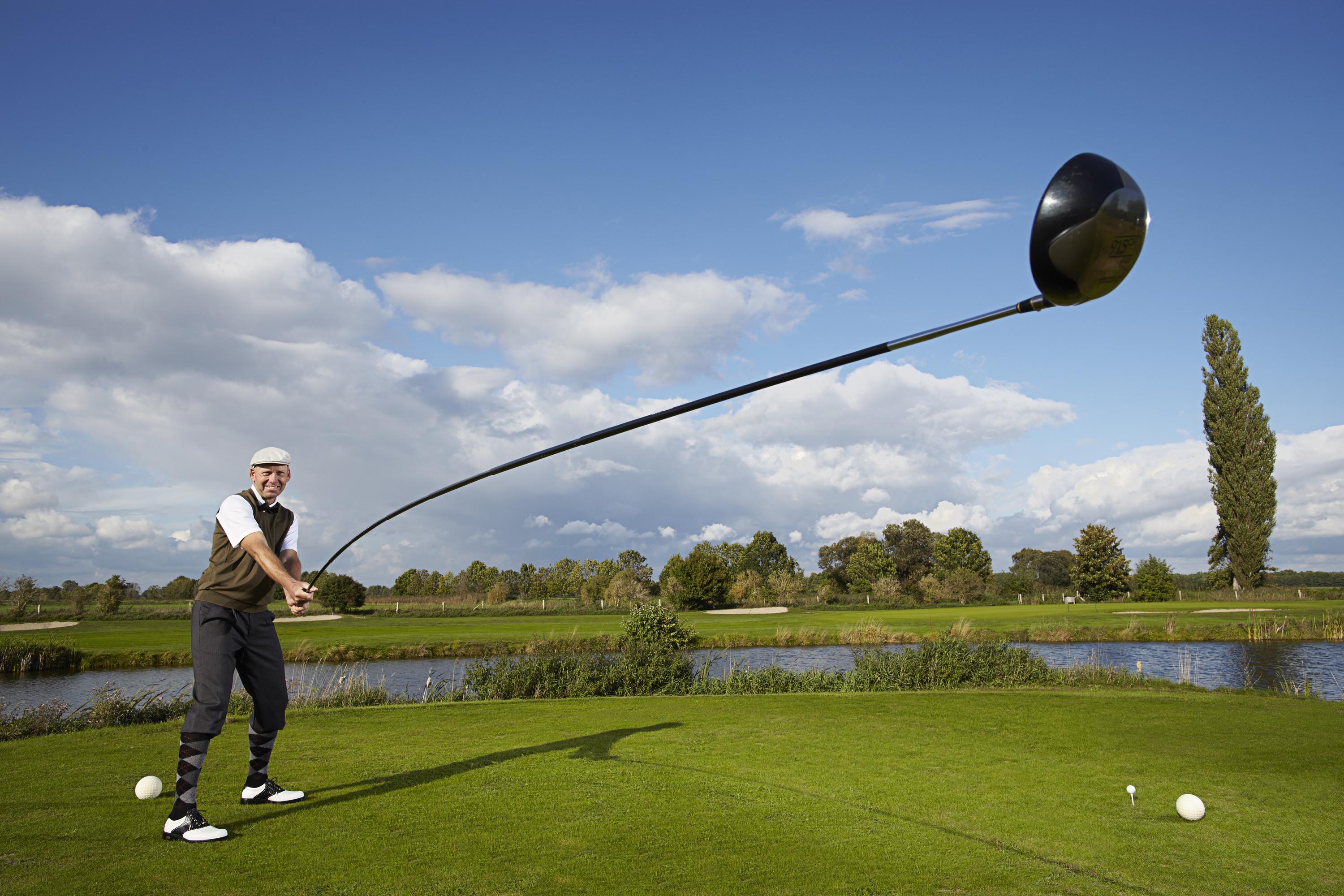 
La più lunga mazza da golf del mondo - Karsten Maas, 49 anni, danese, entra nel libro che consacra i record per aver creato la più lunga mazza da golf del mondo utilizzabile. Misura 4.37 metri di lunghezza ed è stata usata per lanciare una palla ad una distanza di 165.46 metri presso il 'Golf in Wall' a Wall, Germania. Karsten, professionista del golf e 'Trick Golf Artist', dice che anche se è fiero della sua mazza da record, non ci sono grandi chance di vederlo sul green con quella mazza: "Il peso e la lunghezza della mazza rendono il lancio della palla veramente faticoso. E in più io non ho un caddy!".