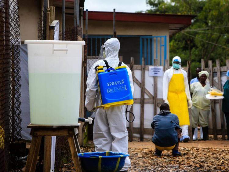 Ebola, delegazione uccisa in Guinea: 6 fermati. In Sierra Leone 3 giorni di coprifuoco per la prevenzione