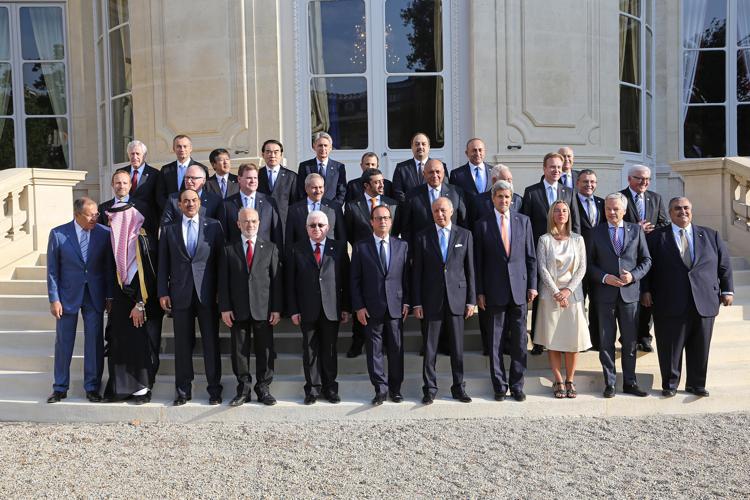 Nella foto i ministri Ue a Parigi (Infophoto) - INFOPHOTO