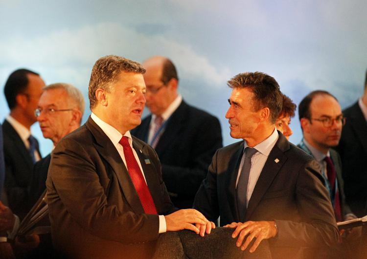 Petro Poroshenko e Anders Fogh Rasmussen (Xinhua)