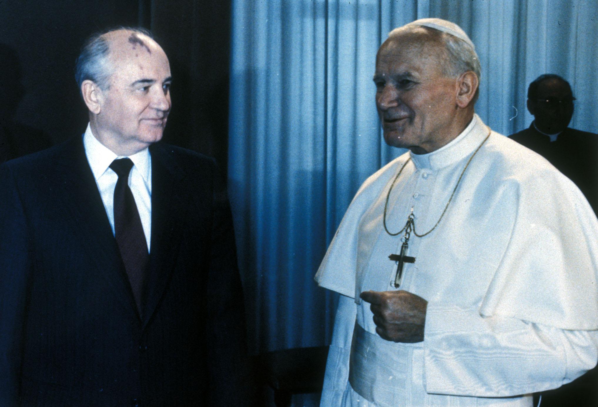 Mikhail Gorbaciov con Papa Giovanni Paolo II (foto Adnkronos)
