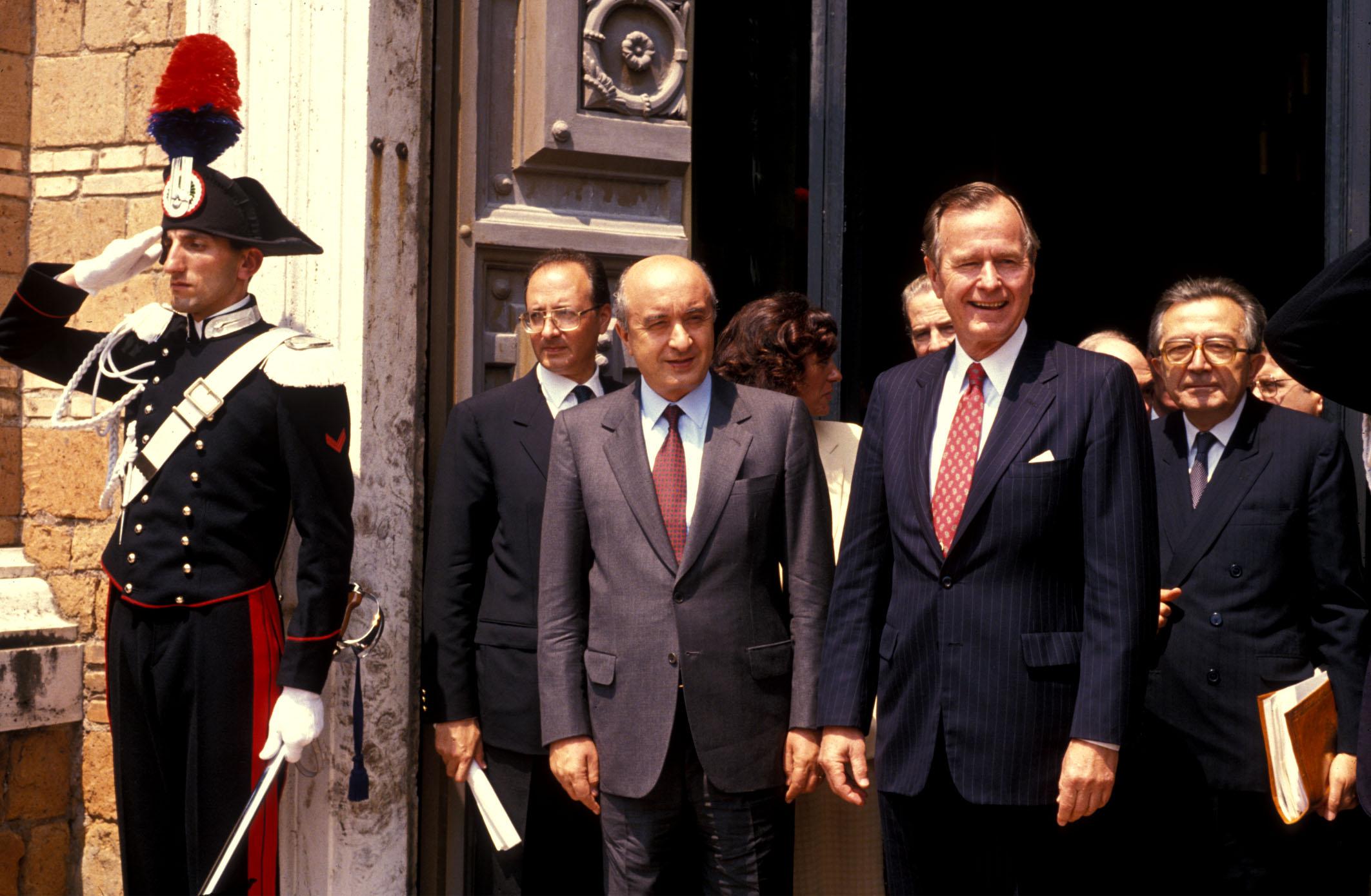 George Bush con De Mita e il ministro degli esteri Andreotti - 1989 (foto Adnkronos)