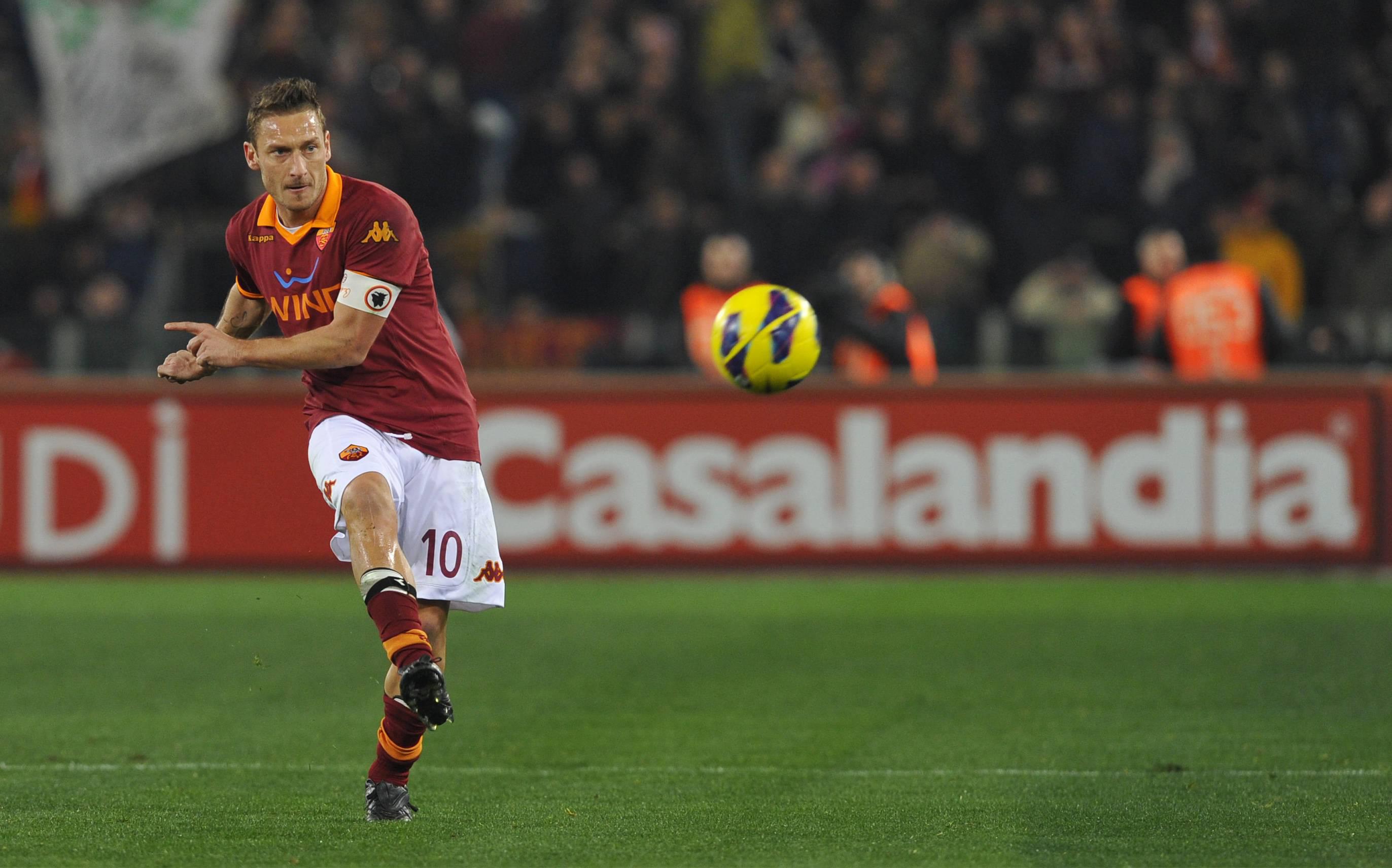 Francesco Totti in azione in Roma-Juventus del 2012/2013 - Infophoto