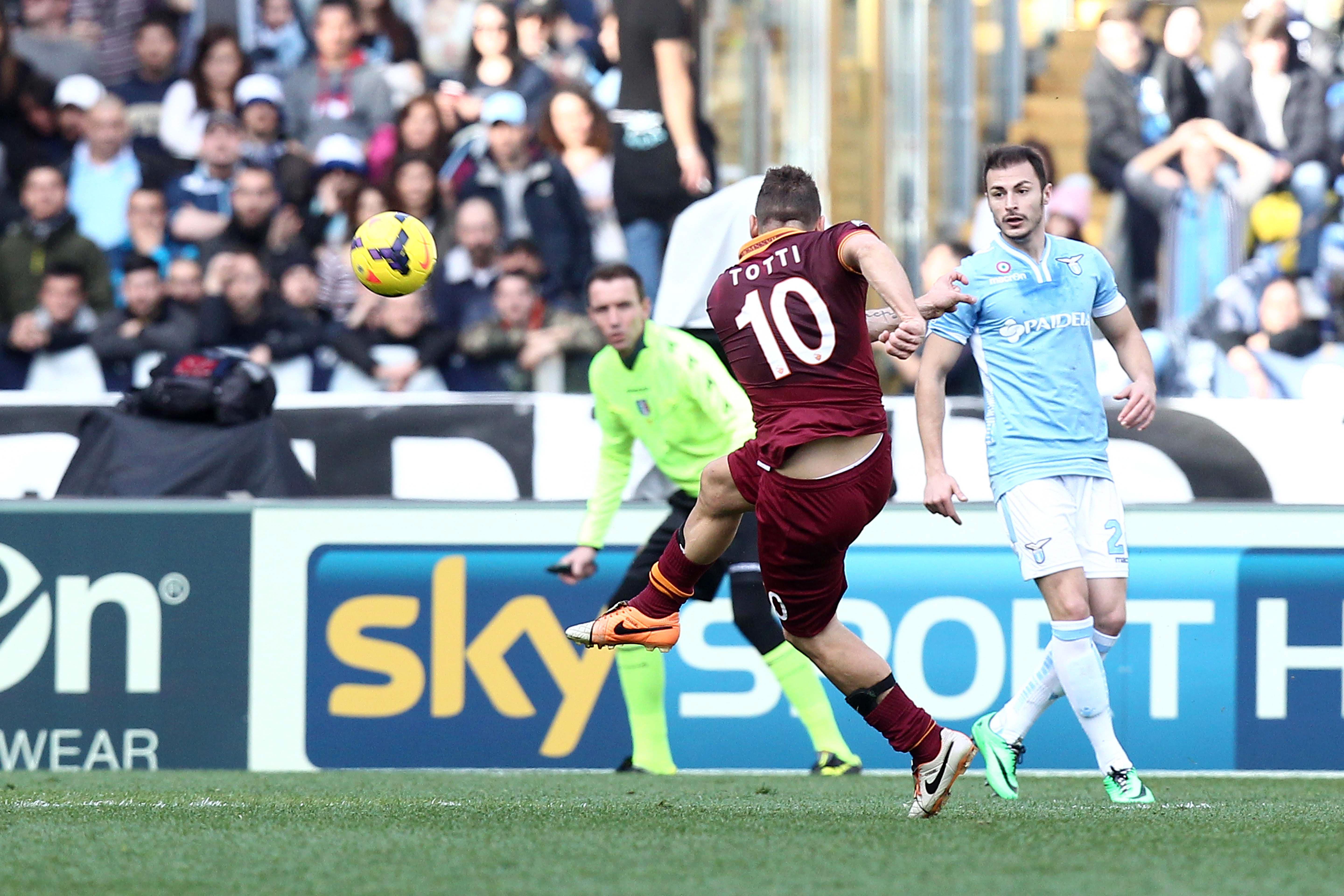 Francesco Totti al tiro - Infophoto