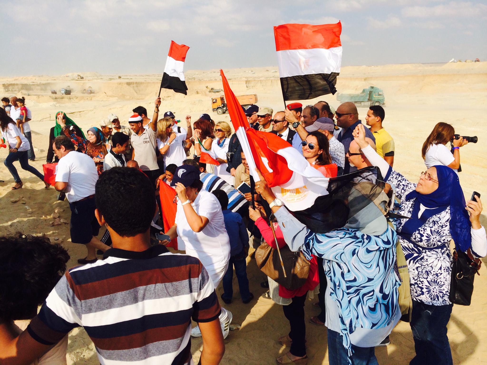 Ismailia, la folla festeggia i lavori per il nuovo Canale di Suez