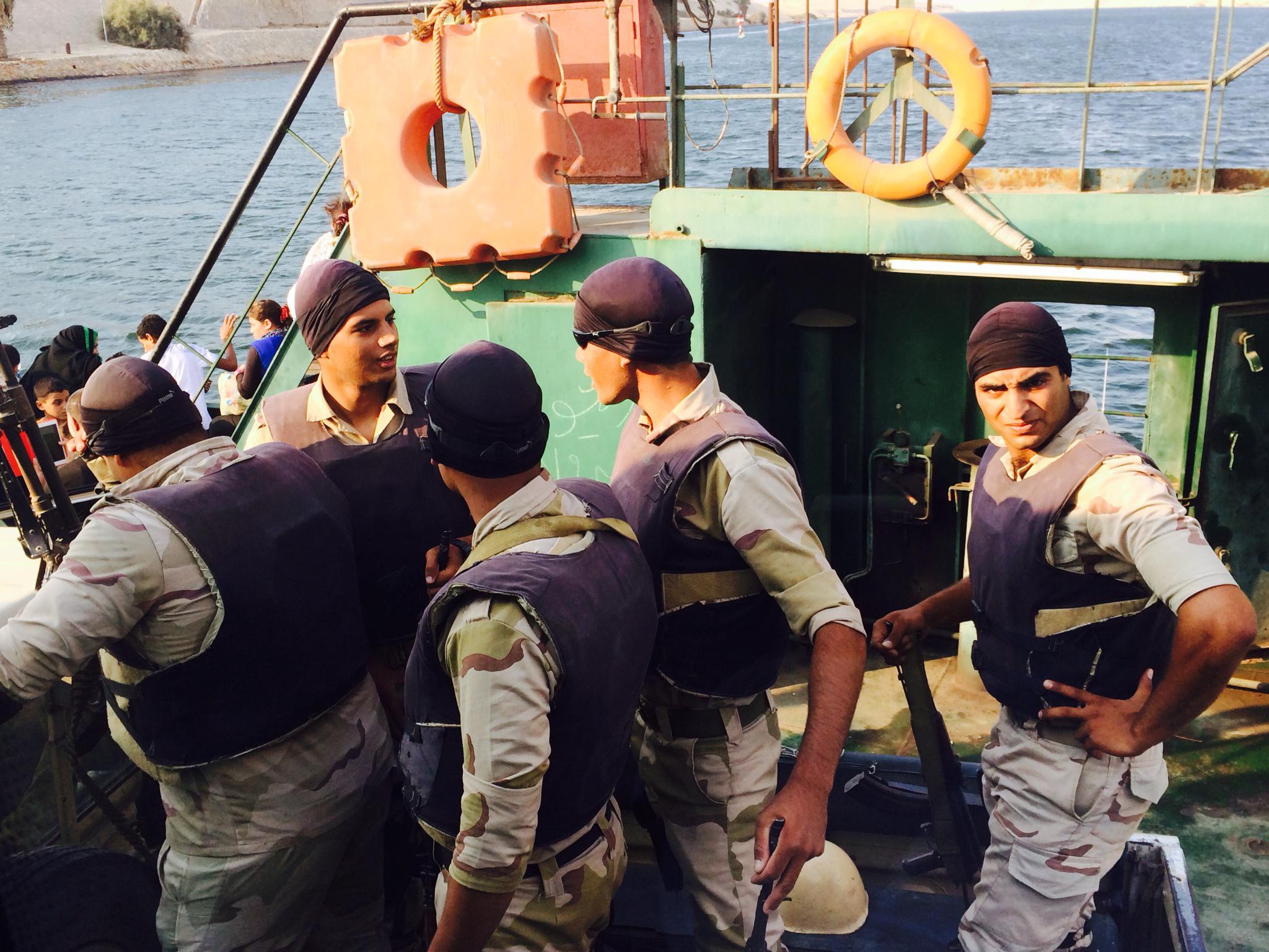 Ismailia, militari su una chiatta che collega le due rive del Canale di Suez