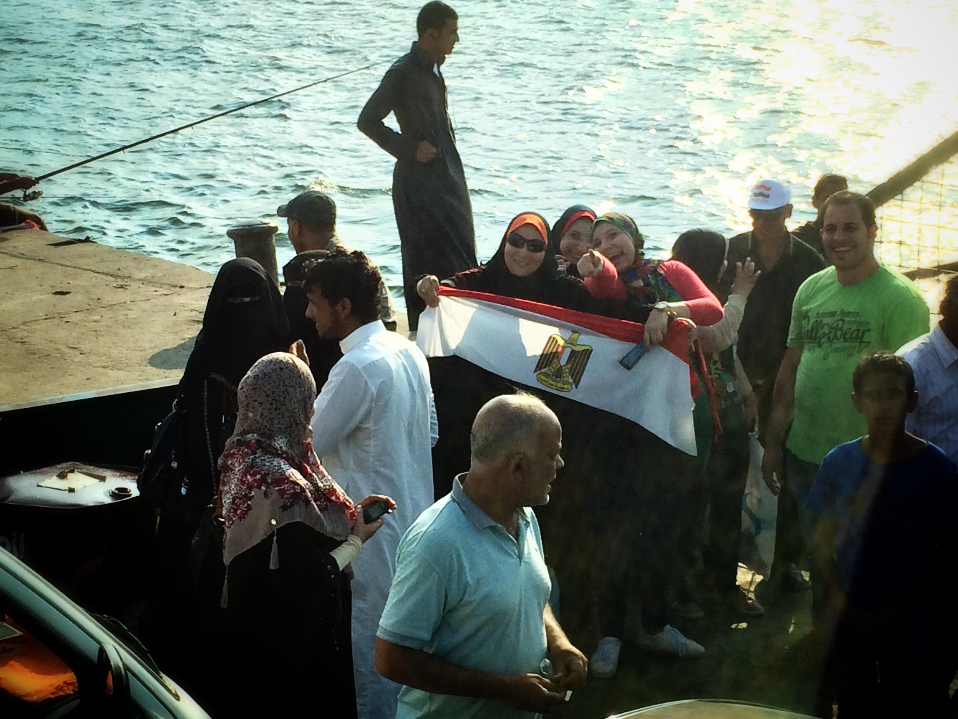 Ismailia, passeggeri su una chiatta che collega le due sponde del Canale di Suez