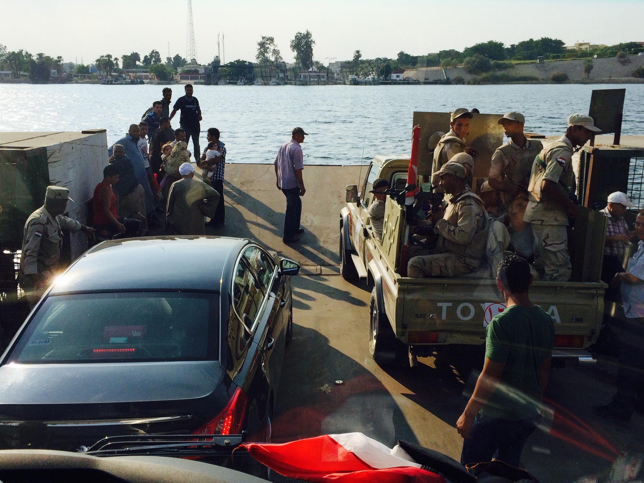 Ismailia, una chiatta trasporta uomini e veicoli sul Canale di Suez