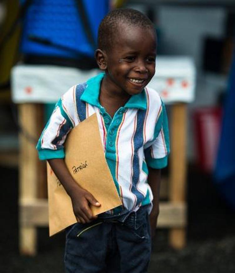 Patrick, 6 anni, primo bambino guarito da Ebola e dimesso nel centro di Medici senza frontiere a Monrovia