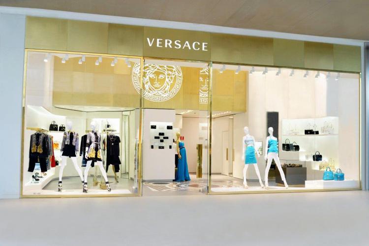 Mosaici in marmo, ottone e perspex per il nuovo concept di Versace a Rio de Janeiro