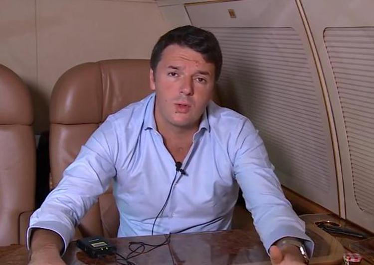 Il presidente del Consiglio, Matteo Renzi, sull'aereo presidenziale di ritorno dagli Usa