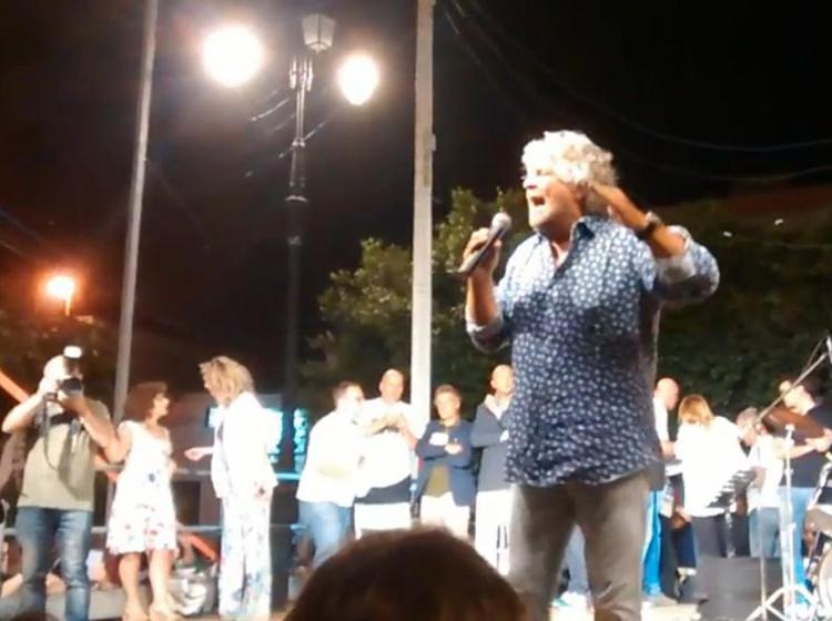Beppe Grillo durante il comizio a Melendugno 