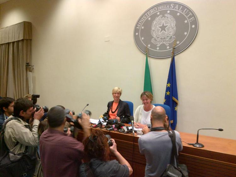 Nella foto, il ministro della Salute Beatrice Lorenzin e quello della Difesa Roberta Pinotti, oggi insieme a Roma