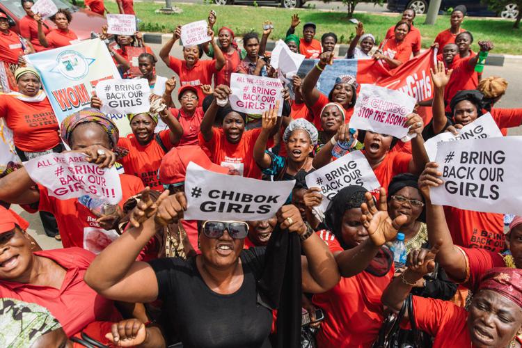 Manifestanti in Nigeria chiedono la liberazione delle 200 studentesse (foto Xinhua) 