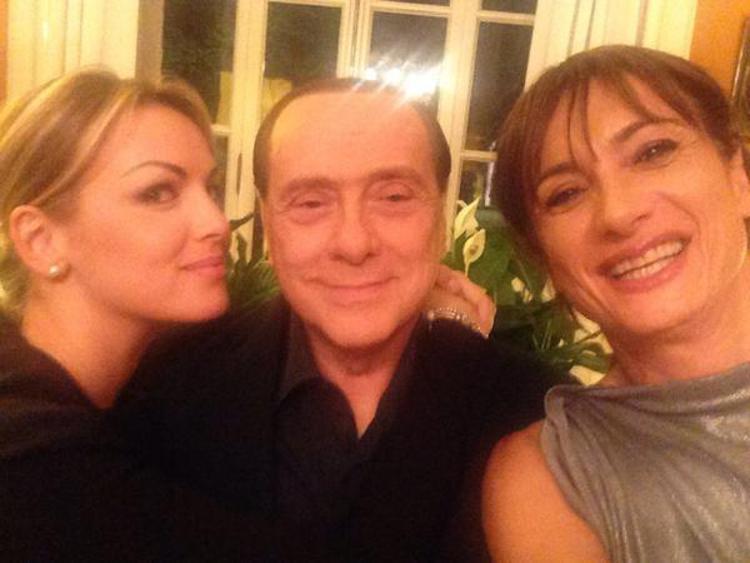 Il selfie di Luxuria a cena con Berlusconi e Pascale