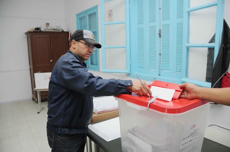 Tunisia: presidenziali, ufficiale il ballottaggio tra Essebsi e Marzouki