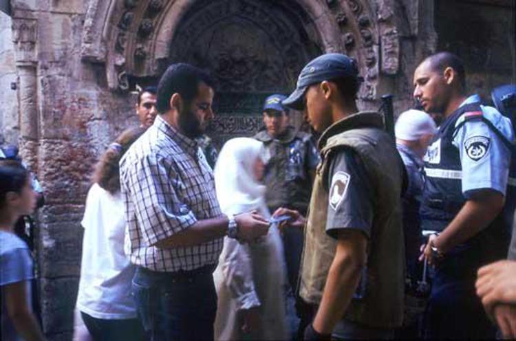 Gerusalemme Dicembre 2003 Ingresso alla spianata delle moschee Controlli - ©IBERPRESS