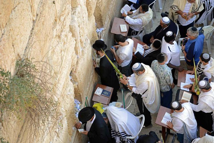 Ebrei davanti al Muro del Pianto durante il Sukkot (Infophoto) - INFOPHOTO