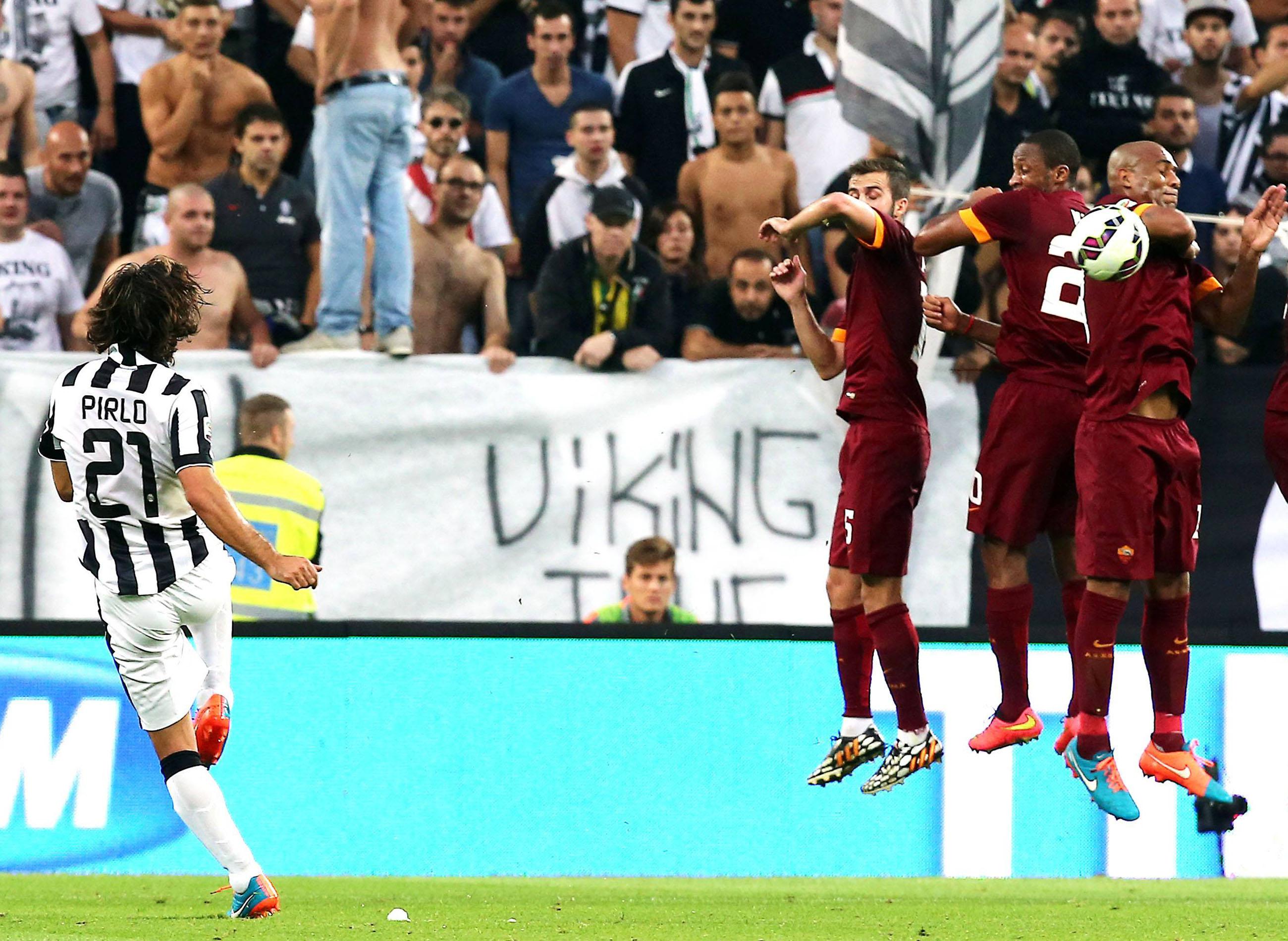 Il fallo di mano di Maicon che ha provocato il primo rigore per la Juventus (Infophoto)