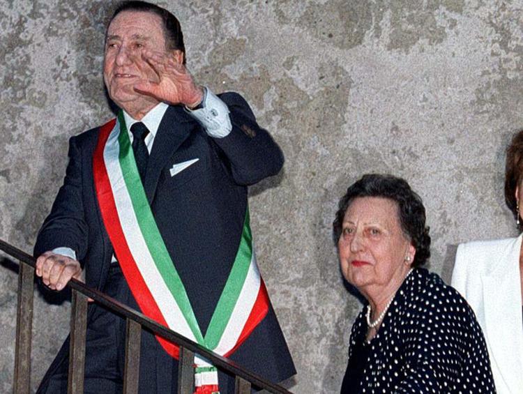 Roma, 15 giugno 2000 - Alberto Sordi entra al Campidoglio assieme alla sorella Aurelia (Foto Infophoto) - prisma