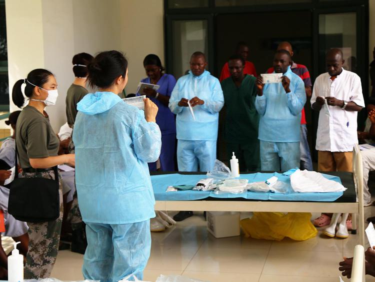 Ebola: il virologo, viaggiatori sicuri se rispettano facili norme igieniche