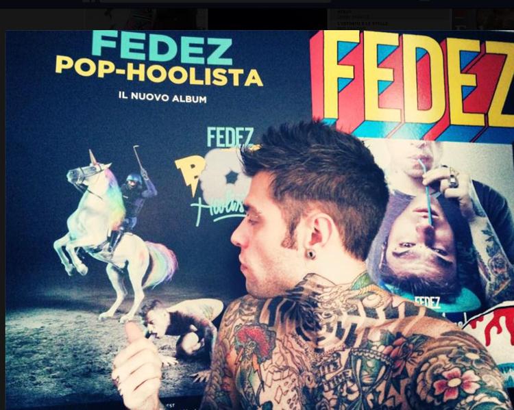 Fedez e la copertina del suo nuovo album 'Pop-hoolista'