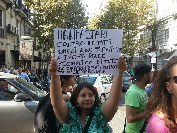 Una manifestante della Rete della Conoscenza a Napoli