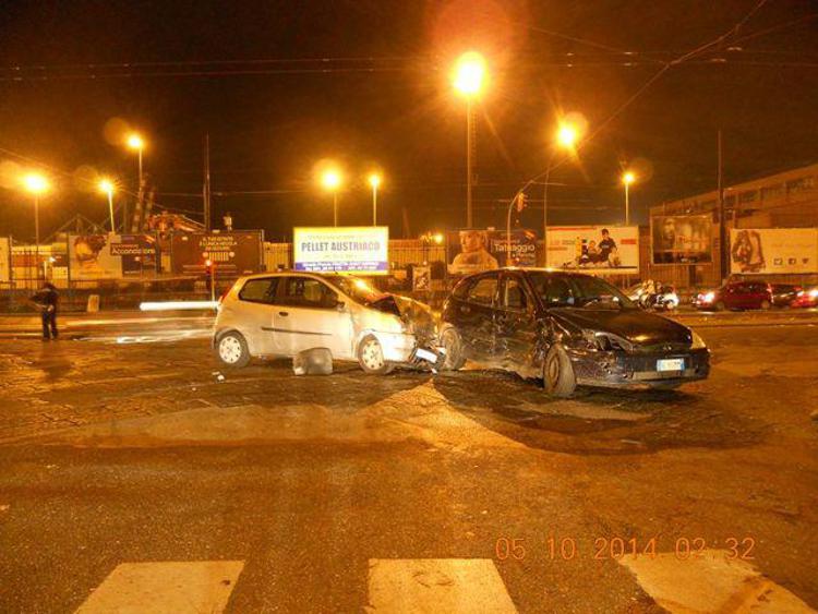 Scontro tra auto, un morto e 4 feriti nel Napoletano