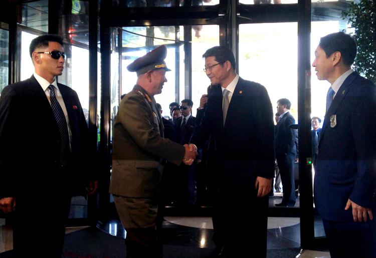 Il ministro sudcoreano dell'Unificazione, Ryoo Kihl Jae stringe la mano  a Hwang Pyong So  (Xinhua)