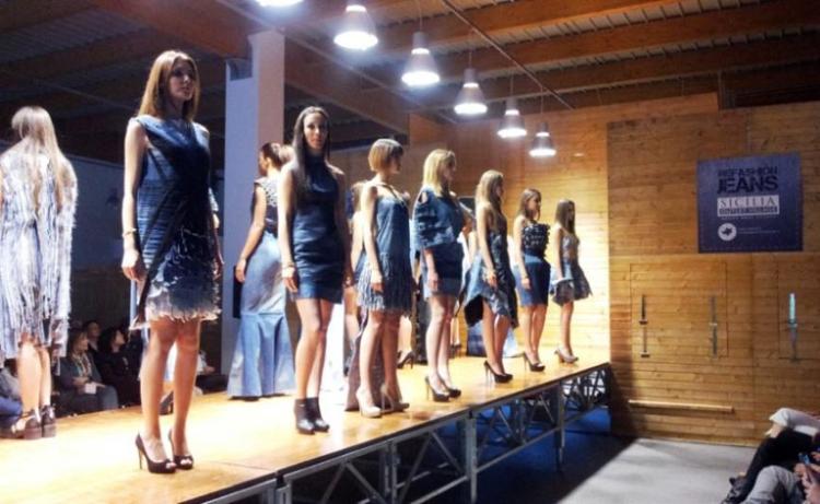 Moda: tra Led e sartorialità in passerella sfila la 'techno-couture'