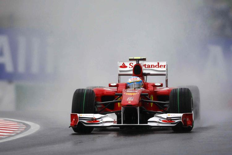 Suzuka - La Ferrari in pista sotto una pioggia torrenziale. FOTO: LATPHOTO/INFOPHOTO - INFOPHOTO