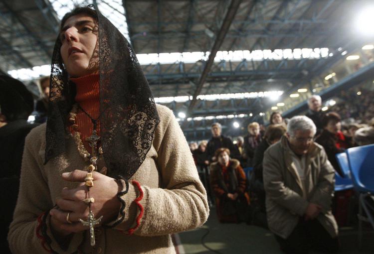 Una fedele durante le preghiere per la Madonna di Medjugorje (Infophoto) - INFOPHOTO