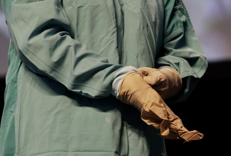 Oms, mani pulite e guanti essenziali contro il contagio da Ebola