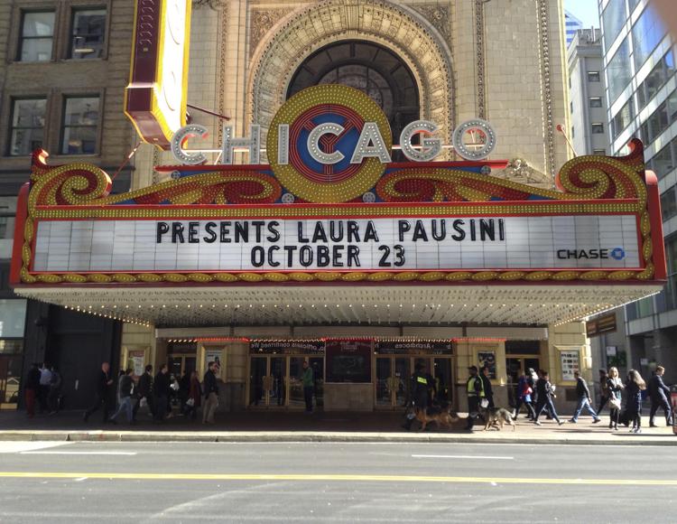 La facciata del Chicago Theatre  con l'annuncio del concerto di Laura Pausini