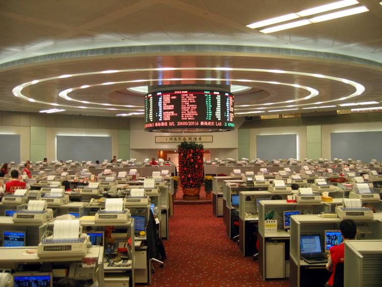 Borsa: Hong Kong chiude in calo, Hang Seng -0,3%