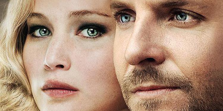 Jennifer Lawrence e Bradley Cooper nella locandina di 'Una folle passione'
