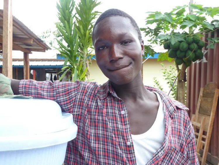 Nella foto, Kollie James, il millesimo paziente guarito dal virus e curato nei Centri di Trattamento per l’Ebola di Msf in Guinea, Sierra Leone e Liberia