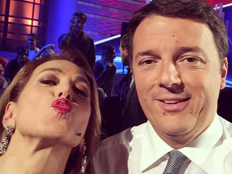 Il selfie di Barbara D'Urso con Matteo Renzi pubblicato sulla pagina Facebook della conduttrice