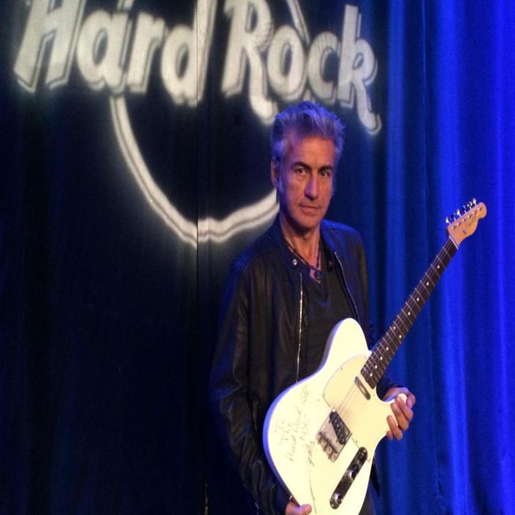 Ligabue con la chitarra donata all'Hard Rock Cafe di New York