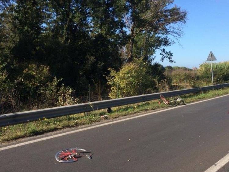 Roma, auto contro un gruppo di ciclisti: un morto e quattro feriti