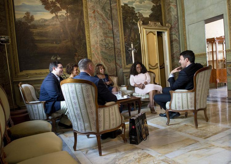 L'incontro tra Oprah Winfrey e Matteo Renzi a palazzo Chigi (Foto Palazzo Chigi)