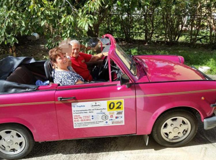 Una Trabant a spasso per Roma, tra le vie della capitale l'auto simbolo della DDR