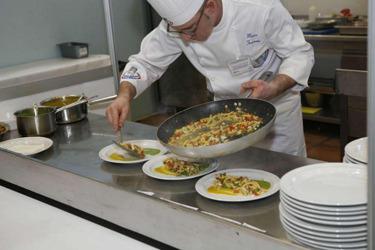 Imprese: è 'cuocomania', 312mila attività ristorazione in Italia