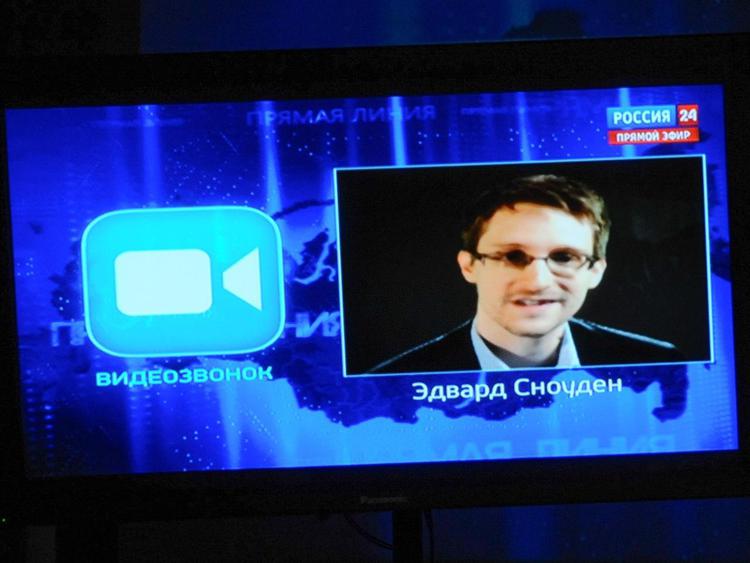 Edward Snowden nei telegiornali russi - (foto Xinhua)