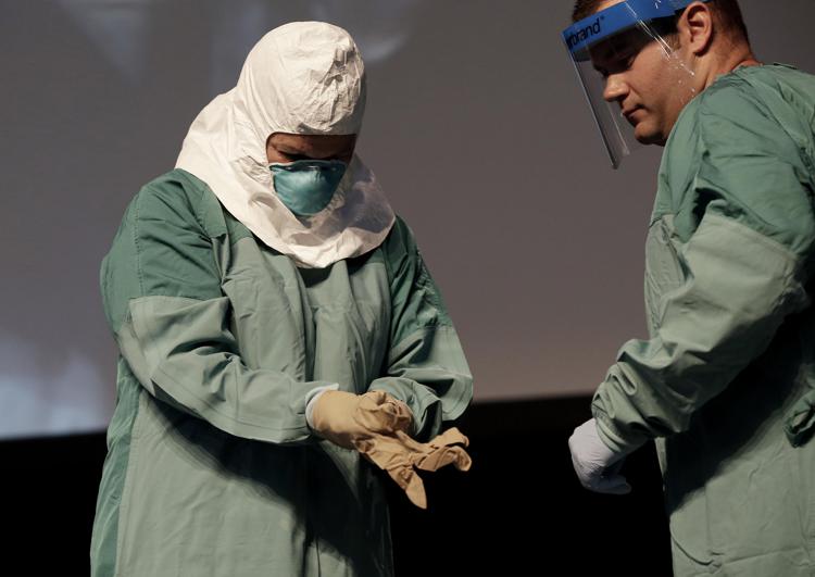 Operatore sanitario indossa     camice speciale per la cura dei malati di ebola. (Infophoto)
