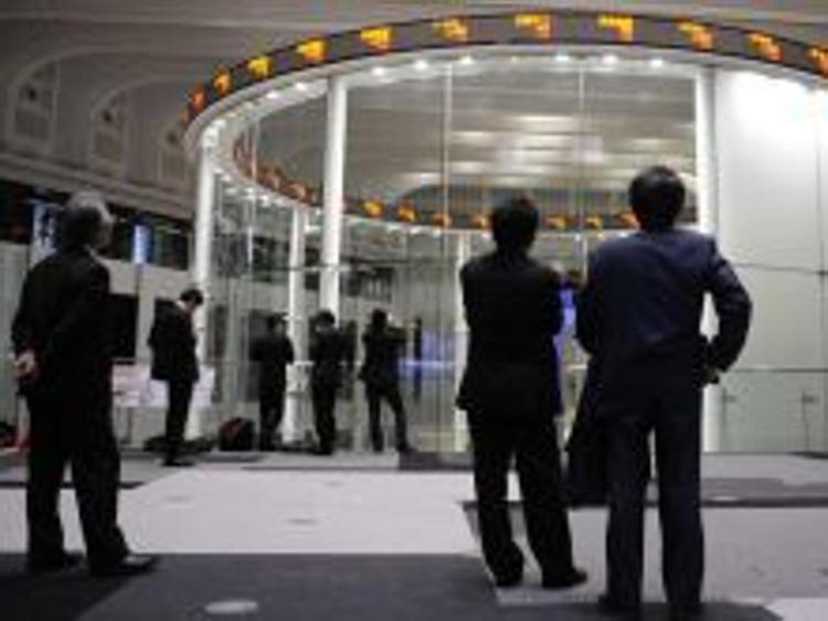 Operatori alla Borsa di Tokyo (Infophoto).