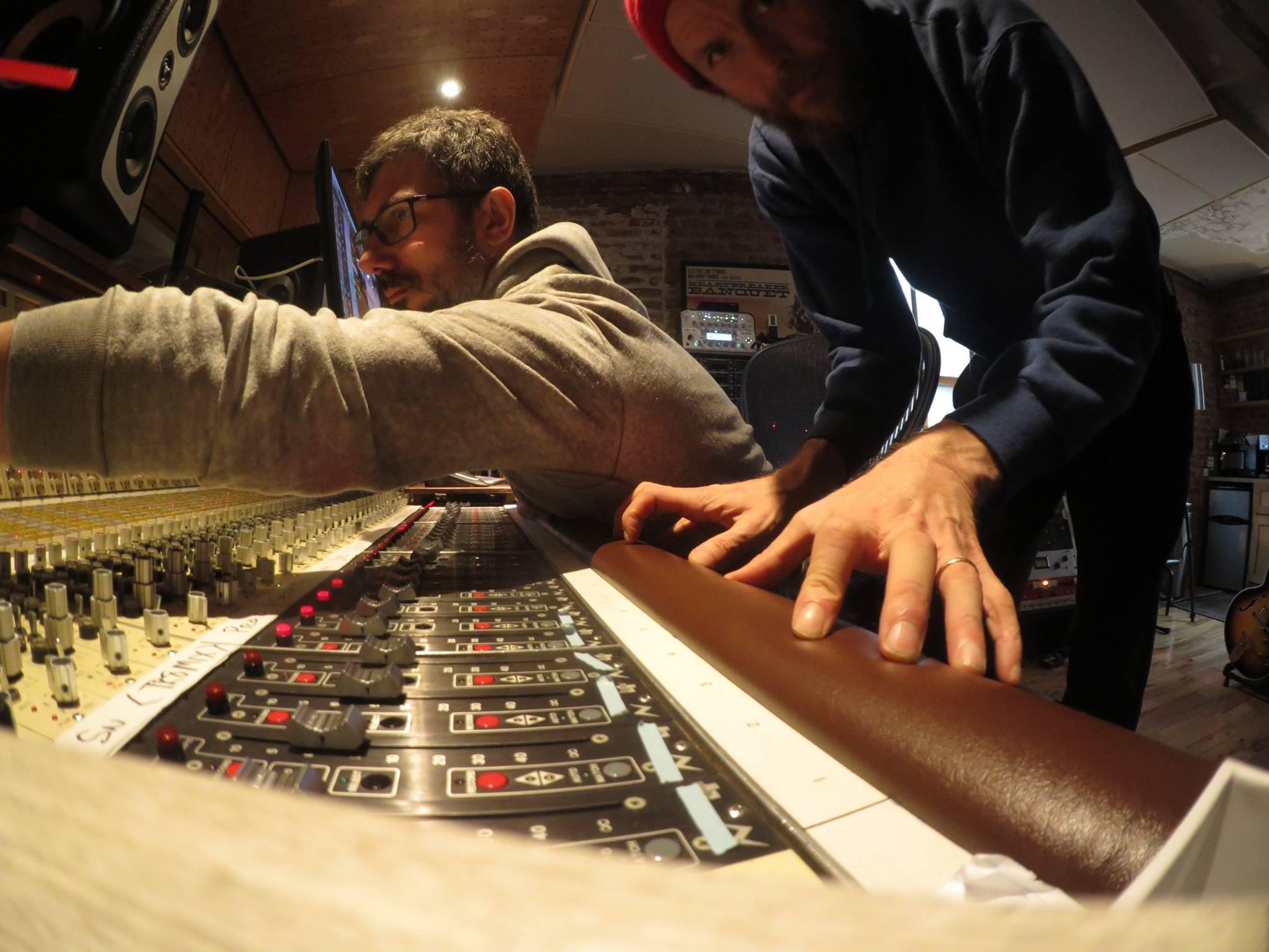 Jovanotti nello studio newyorkese dove ha lavorato al nuovo disco (foto dal profilo facebook dell'artista)